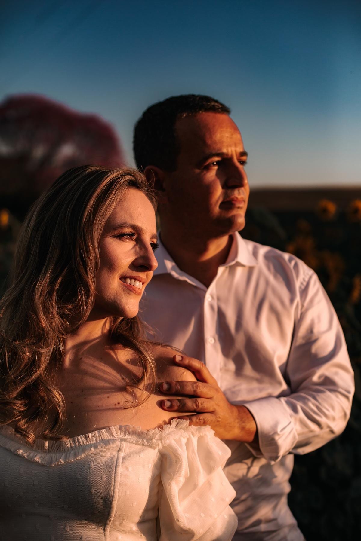 Casal fotografado em casamento